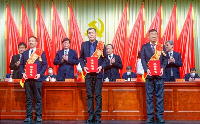 劉廷國(guó)董事長(zhǎng)被授予“新鄉(xiāng)市**民營(yíng)企業(yè)家”